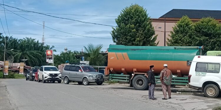 Pengendara Roda, Dua Dan Roda Empat Aceh Singkil Keluhkan Minyak Cepat Habis Di SPBU.