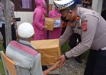 Peringati HUT Humas Polri Ke -71, Kapolres Aceh Singkil Bagikan Bansos, Ke Warga