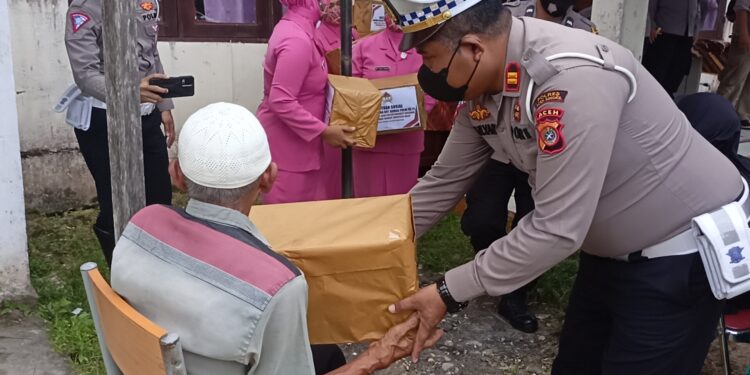Peringati HUT Humas Polri Ke -71, Kapolres Aceh Singkil Bagikan Bansos, Ke Warga