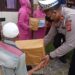 Peringati HUT Humas Polri Ke -71, Kapolres Aceh Singkil Bagikan Bansos, Ke Warga