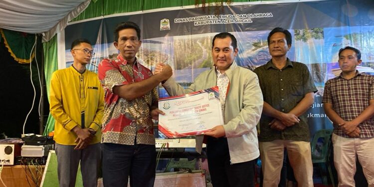 Kejari Aceh Singkil Serahkan Sertifikat Rumah RJ Di Dua Kecamatan