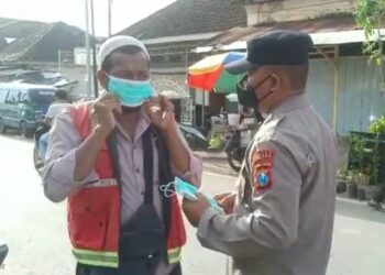 Antisipasi Varian Baru Covid-19, Polsek Omben Bagikan Masker Kesehatan Di Pasar Tradisional