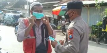 Antisipasi Varian Baru Covid-19, Polsek Omben Bagikan Masker Kesehatan Di Pasar Tradisional