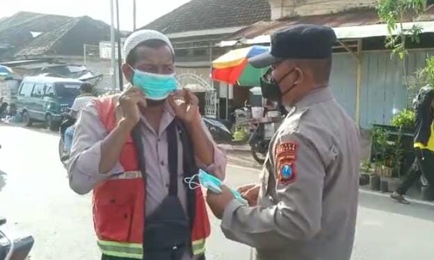 Antisipasi Varian Baru Covid-19, Polsek Omben Bagikan Masker Kesehatan Di Pasar Tradisional