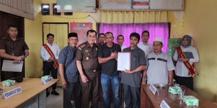 Kejari Aceh Singkil Menerbitkan Surat Penghentian Penuntut (SKP2) Kepada Tersangka Abarudin Melalui RJ