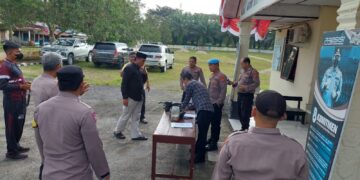 Kabag SDM dan Kasi Propam Polres Subulussalam Melakukan Pengecekan Penggunaan Senpi dan Gaktiplin Personel di Polsek Rundeng