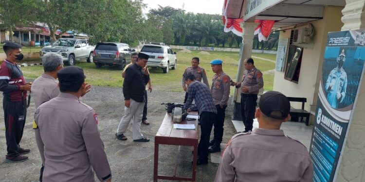 Kabag SDM dan Kasi Propam Polres Subulussalam Melakukan Pengecekan Penggunaan Senpi dan Gaktiplin Personel di Polsek Rundeng