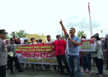 Ratusan Gerakan Aksi Masyarakat Yang Tergabung Dalam Solidaritas, Menggelar Orasi Didepan Kantor Walikota