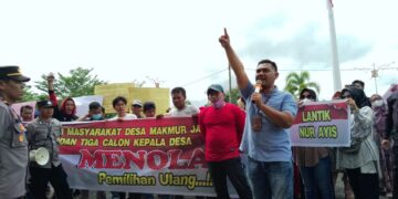 Ratusan Gerakan Aksi Masyarakat Yang Tergabung Dalam Solidaritas, Menggelar Orasi Didepan Kantor Walikota