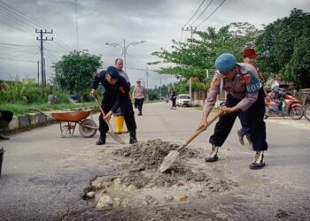 Personel Brimob Polda Aceh Laksanakan Gotong Royong Bersama Masyarakat