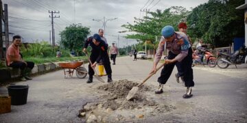 Personel Brimob Polda Aceh Laksanakan Gotong Royong Bersama Masyarakat