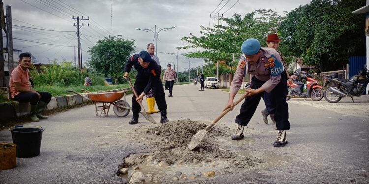 Personel Brimob Polda Aceh Laksanakan Gotong Royong Bersama Masyarakat