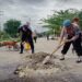 Personel Brimob Polda Aceh Laksanakan Gotong Royong Bersama Masyarakat
