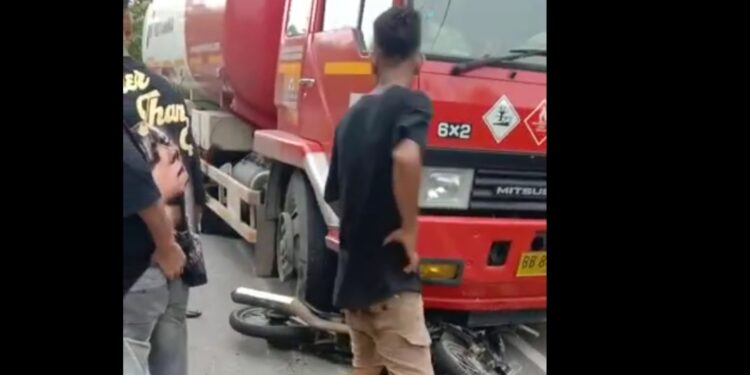 Satu Orang Kritis Lakalantas  Antara Mobil Tangki Dengan Sepeda Motor Di Desa Bulusema Aceh Singkil