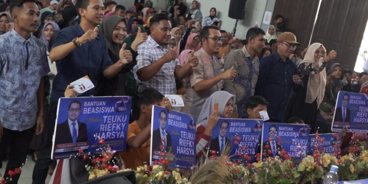 Masyarakat Aceh Singkil Ramaikan Gedung Seni Budaya Untuk Penyerahan Buku Rekening