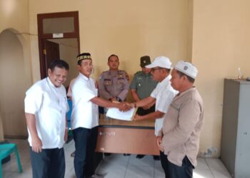 Camat Simpang Kanan Aceh Singkil Serahkan SK PLT Kades Kota Batu