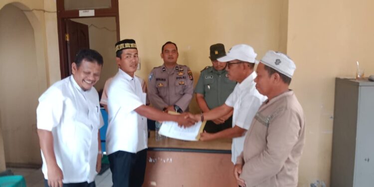 Camat Simpang Kanan Aceh Singkil Serahkan SK PLT Kades Kota Batu