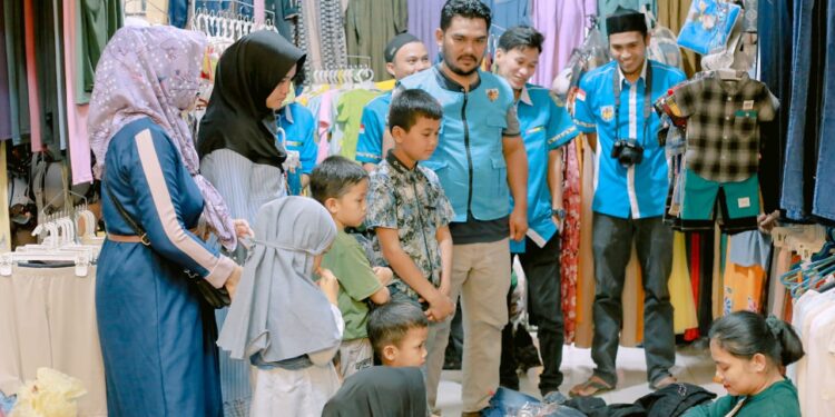 KNPI Bawa Anak Korban Kebakaran Dan Yatim Belanja Pakaian Lebaran Di Pasar Moderen kota Sebulusam