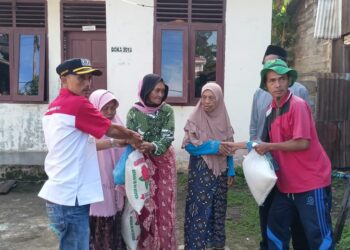 Menyambut Idhul Fitri 1444.H DPD LSM LIRA Aceh Singkil  Bagikan Paket Sembako Untuk  Fakir Miskin