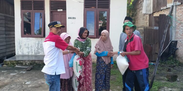 Menyambut Idhul Fitri 1444.H DPD LSM LIRA Aceh Singkil  Bagikan Paket Sembako Untuk  Fakir Miskin
