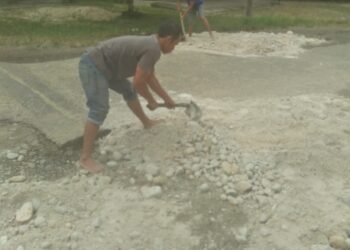 Jalan Tidak Kunjung Di Perbaiki Pemerintah Aceh Singkil, Warga Desa Suka Makmur Lakukan Bakti Sosial