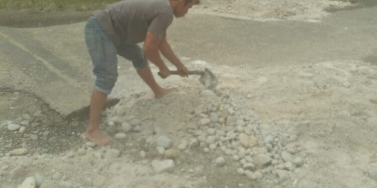 Jalan Tidak Kunjung Di Perbaiki Pemerintah Aceh Singkil, Warga Desa Suka Makmur Lakukan Bakti Sosial