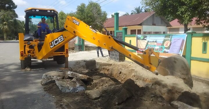Setelah Merusak, Alat Berat Milik PT Socfindo Bantu Proyek Pemda Aceh Singkil, Ada Apa?