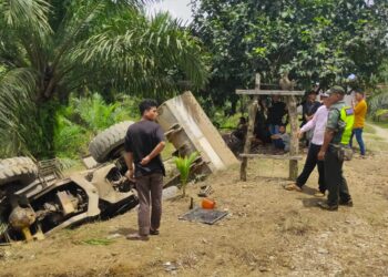 Breaking news, Truk Pengangkut Alat Berat jatuh, korban 2 Meninggal dunia, 2 Mengalami Kritis