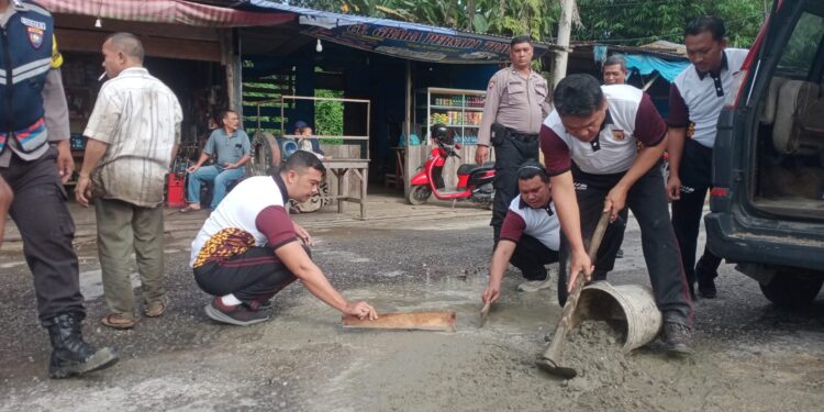 Kapolsek Kecamatan Gunung Meriah Melakukan Giat Bakti Sosial