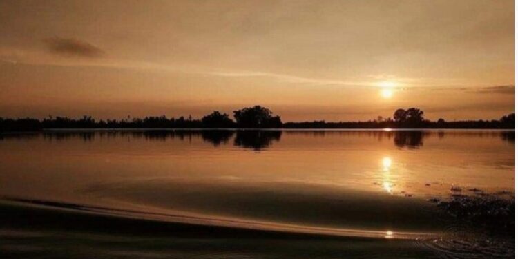 Berburu Pemandangan Sunset Di Tengah Danau Bungara Aceh Singkil