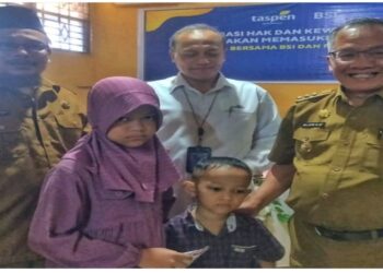 Pj Bupati Serahkan SK Pensiun Kepada Anak Yatim Piatu