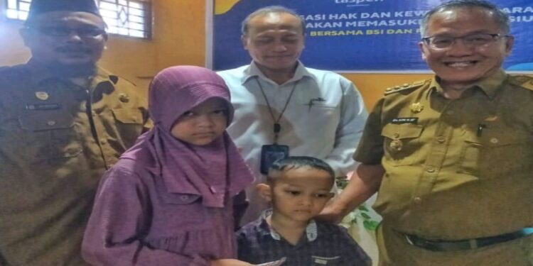 Pj Bupati Serahkan SK Pensiun Kepada Anak Yatim Piatu