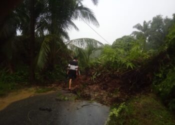 Longsor Tutup Badan Jalan Di Simpang Kanan, Aceh Singkil. Kendaraan Tidak Bisa Lewat