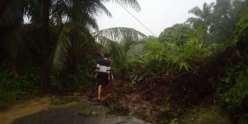 Longsor Tutup Badan Jalan Di Simpang Kanan, Aceh Singkil. Kendaraan Tidak Bisa Lewat