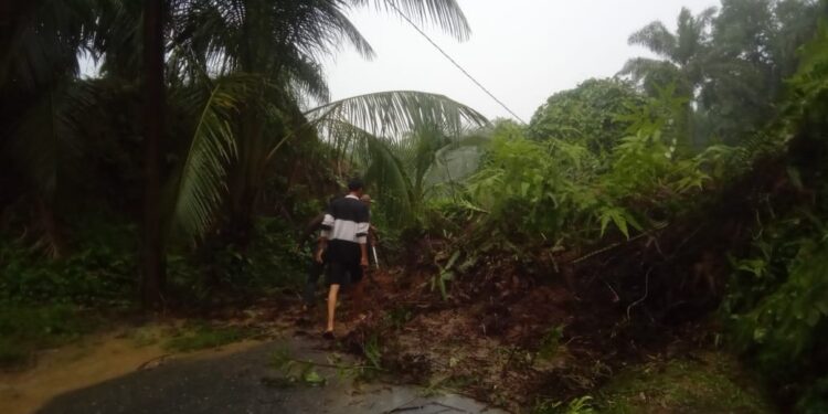 Longsor Tutup Badan Jalan Di Simpang Kanan, Aceh Singkil. Kendaraan Tidak Bisa Lewat