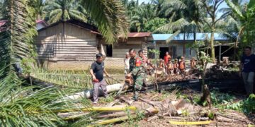Babinsa Posramil Penanggalan Kodim 0118/Subulussalam, Gelar Gotong Royong Dengan Masyarakat