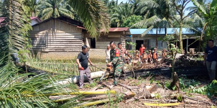 Babinsa Posramil Penanggalan Kodim 0118/Subulussalam, Gelar Gotong Royong Dengan Masyarakat