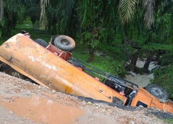 Pengangkut CPO Terguling di Jalan Lintas Singkohor, Aceh Singkil