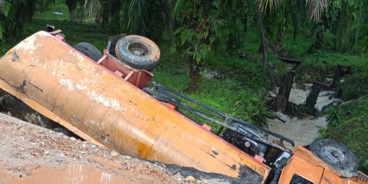 Pengangkut CPO Terguling di Jalan Lintas Singkohor, Aceh Singkil
