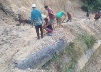 Akses Jalan Desa Lae Sipola, Kecamatan Singkohor, Aceh Singkil. Tertimbun Longsor