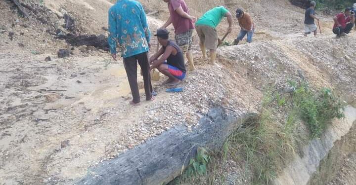 Akses Jalan Desa Lae Sipola, Kecamatan Singkohor, Aceh Singkil. Tertimbun Longsor