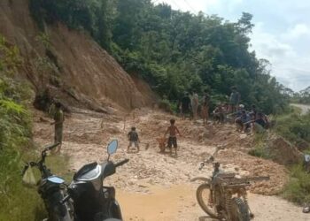 Pj Bupati Aceh Singkil, Monitor Jalan Rusak Parah Dan Memperbaiki Secara Darurat