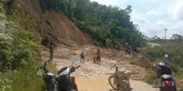 Pj Bupati Aceh Singkil, Monitor Jalan Rusak Parah Dan Memperbaiki Secara Darurat