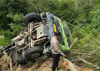 Akibat Jalanan Licin Mobil Truk Tangki Alami Kecelakaan Di Sultan Daulat,