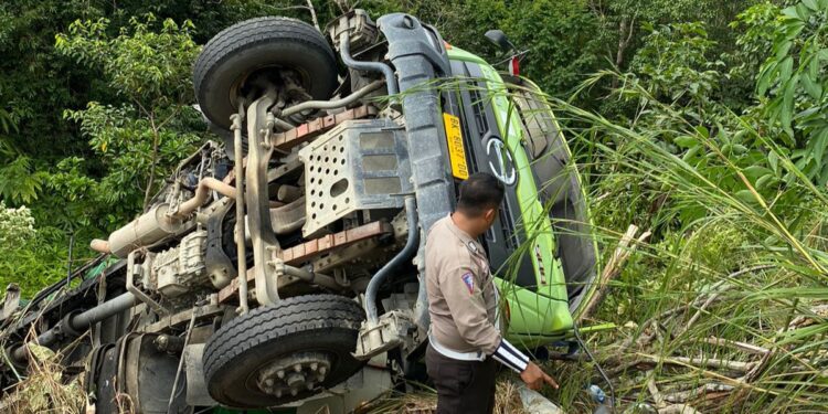 Akibat Jalanan Licin Mobil Truk Tangki Alami Kecelakaan Di Sultan Daulat,