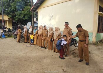 Kehangatan Guru-guru SD N.1 Gosong Telaga Dalam Menyambut Murid Baru