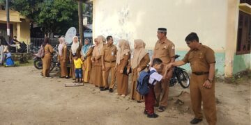 Kehangatan Guru-guru SD N.1 Gosong Telaga Dalam Menyambut Murid Baru