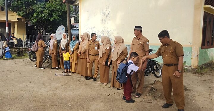 Kehangatan Guru-guru SD N.1 Gosong Telaga Dalam Menyambut Murid Baru