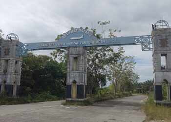 Berbulan-bulan Lampu Gapura Bandara Syekh Hamzah Fansuri Padam