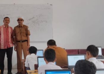 Siswa Pakai Komputer Di SMP 1 Singkut Untuk Pembelajaran